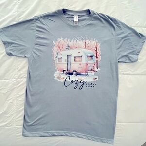 “Cozy Winter Vibes” T-Shirt. Camper Design. Size L